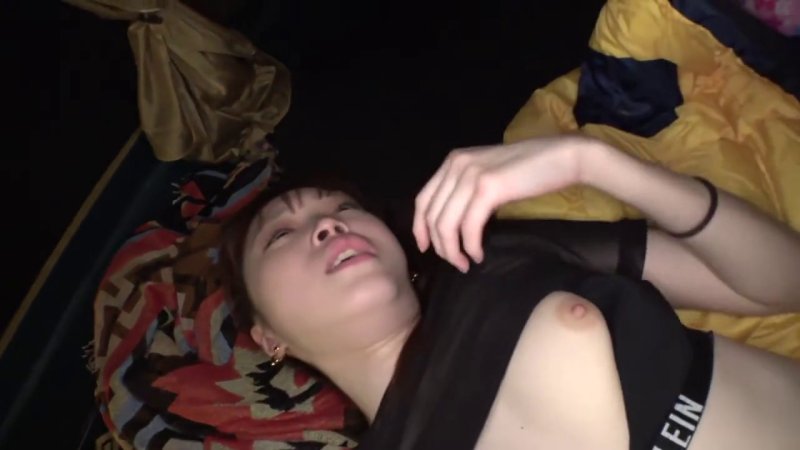 大自然のテントで解放感MAX！初対面ソロキャン女子が中出しSEXで潮吹きまくり！