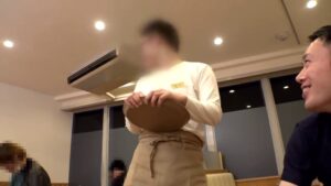 パイパンJDがSEXの虜に！カフェ店員の彼女が3Pで見せる淫らな姿と絶頂の瞬間！