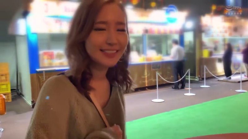 網タイツ姿のギャルがM字開脚で痴女る！エロ交尾の痙攣イキ瞬間