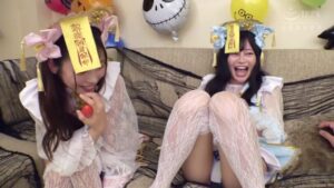 ソファで痴女りまくる変態コンビ！レズキスと足上げ立ちバック放尿の過激エロ交尾